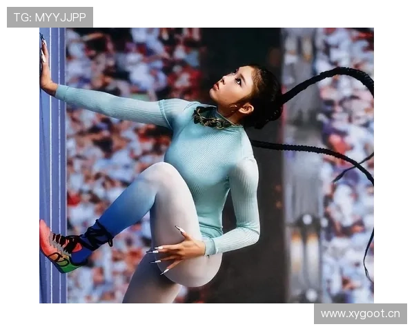 吴艳妮肩上的包一看就不是几百块的味儿，训练服穿得像走秀，普通人代入感瞬间断掉