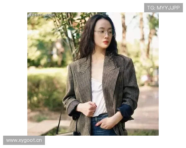 刷到李梦拿着名牌包躺床的那张，我差点把咖啡喷屏幕