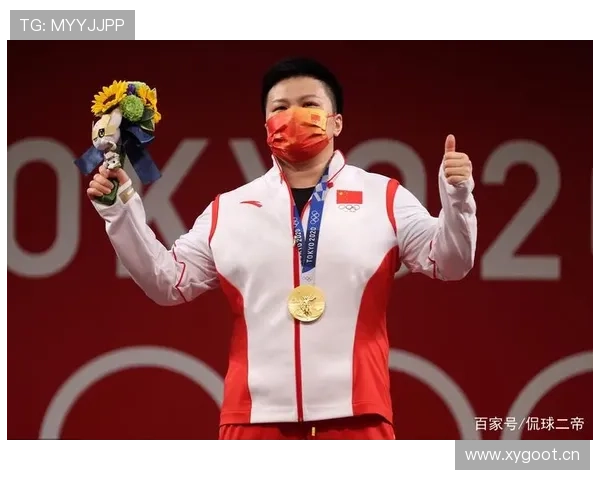 汪周雨赛后拎着几袋名牌，刷到这一幕我就开始怀疑人生